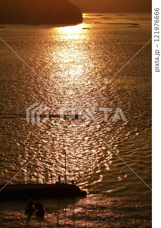 夕暮れ時の大芝島で釣りを楽しむ人たち 121976666