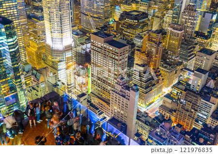 ロックフェラーセンター展望台（トップ・オブ・ザ・ロック）から夜景を眺める人々 121976835