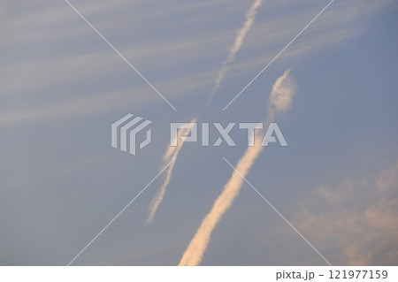 冬空にできた飛行機雲 121977159