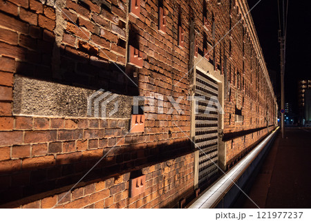 古いレンガ造建物の壁　ライトアップ 121977237