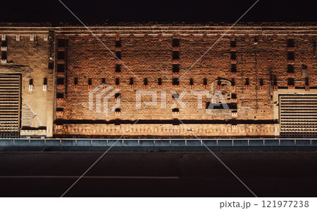 古いレンガ造建物の壁　ライトアップ 121977238