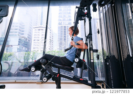 ジムで筋トレしている女性、Woman doing muscle training 121977853