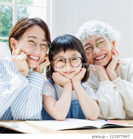 楽しく勉強する笑顔の三世代家族 121977947