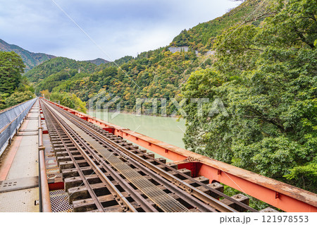 川根本町の秋の紅葉に染まる奥大井湖上駅の奥大井レインボーブリッジの風景(静岡県) 川根本町の秋の紅葉に染まる奥大井湖上駅の奥大井レインボーブリッジの風景(静岡県) 121978553