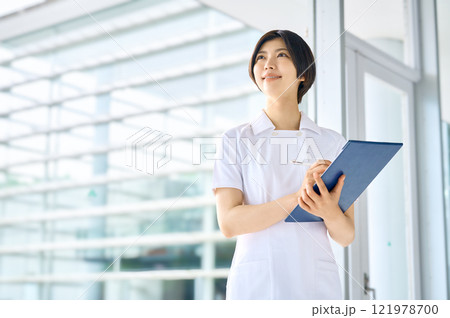 病院で働く笑顔の白衣の医療従事者 病院で働く笑顔の白衣の医療従事者 121978700