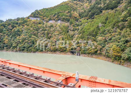 川根本町の秋の紅葉に染まる奥大井湖上駅の奥大井レインボーブリッジの風景(静岡県) 121978787