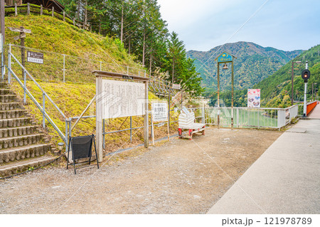 川根本町の秋の紅葉に染まる奥大井湖上駅の奥大井レインボーブリッジの風景(静岡県) 121978789