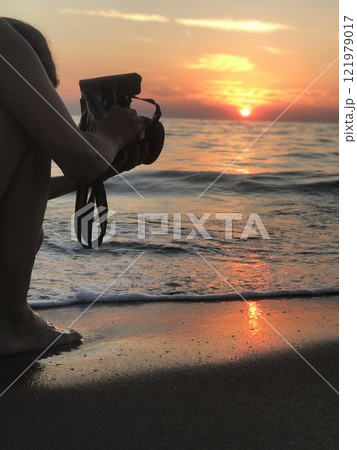 Last rays of the setting sun 121979017