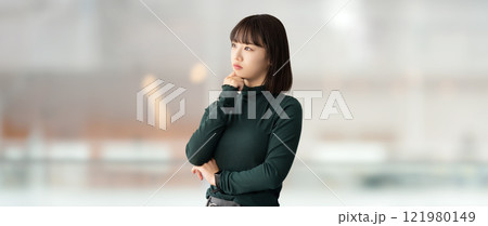 考えごとをする若い女性・ビジネスウーマン 121980149