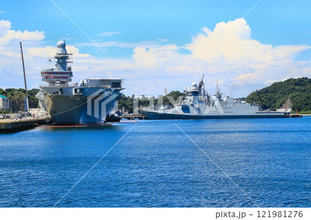 軍港・横須賀に停泊する… イタリア海軍の艦艇 121981276