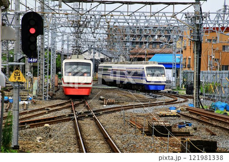 高架化に向けた線路切替区間を快走する… 特急りょうもう 121981338