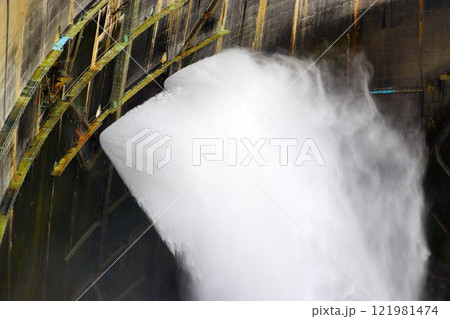 "大迫力"… アーチ式の景観が美しい『黒部ダム』の【観光放水】 121981474