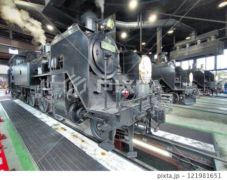 扇形機関庫に居並ぶ… 3両の『SL大樹』C11蒸気機関車 121981651