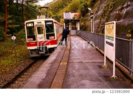 紅葉の秘境駅『男鹿高原』にて… 南会津路を快走する6050系 電車 121981800