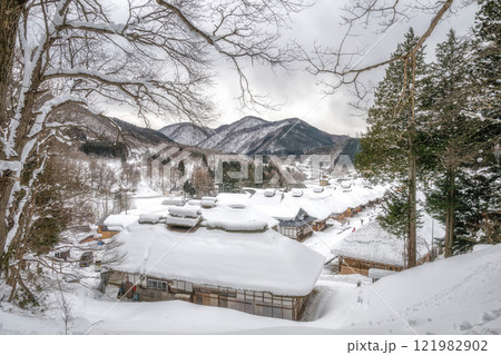 福島県下郷町 雪深い大内宿 121982902