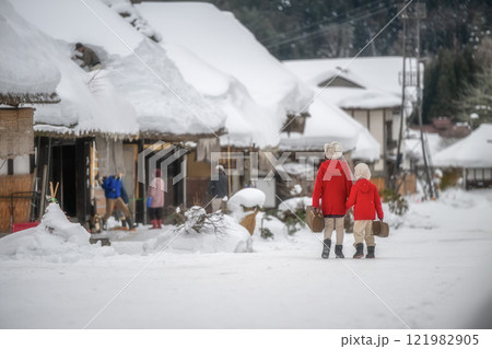 福島県下郷町 雪深い大内宿 121982905