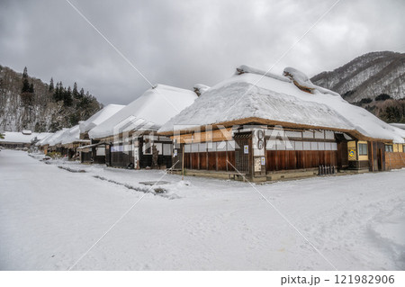 福島県下郷町 雪深い大内宿 福島県下郷町 雪深い大内宿 121982906
