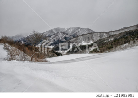 福島県　南会津地方の雪山風景 121982983