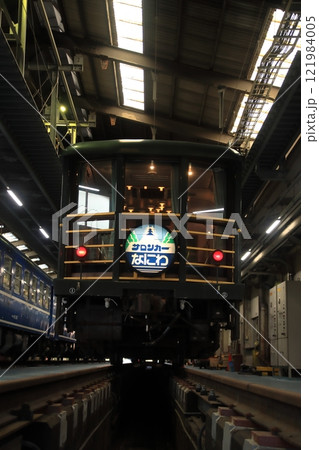 重厚な網干総合車両所検車庫に停車中のJR西日本14系サロンカーなにわ_2024/12/15撮影 121984005