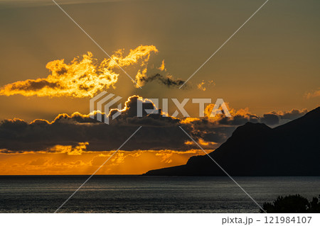 屋久島洋上アルプスの夕景(8月)口永良部島に沈む夕日と夕焼け 121984107