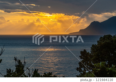 夕日の光芒　口永良部島　洋上アルプス屋久島から(夏 121984110