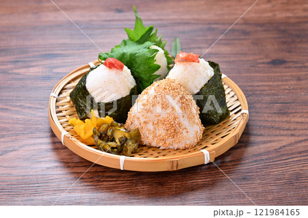 お結び、おむすび、オムスビ、おにぎり、オニギリ、お握り、ご飯、米飯、梅、シャケ、シソ、ごまおむすび。 121984165