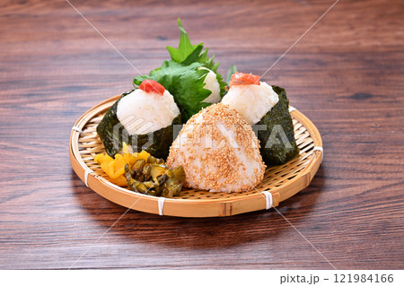 お結び、おむすび、オムスビ、おにぎり、オニギリ、お握り、ご飯、米飯、梅、シャケ、シソ、ごまおむすび。 121984166