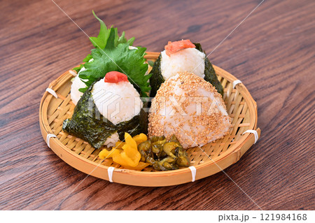 お結び、おむすび、オムスビ、おにぎり、オニギリ、お握り、ご飯、米飯、梅、シャケ、シソ、ごまおむすび。 121984168