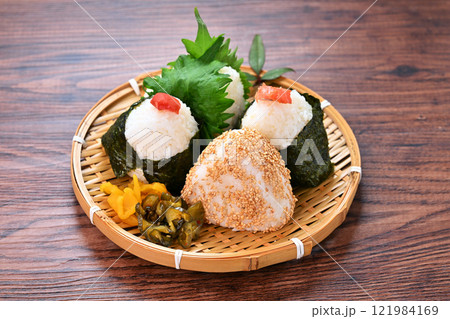 お結び、おむすび、オムスビ、おにぎり、オニギリ、お握り、ご飯、米飯、梅、シャケ、シソ、ごまおむすび。 121984169