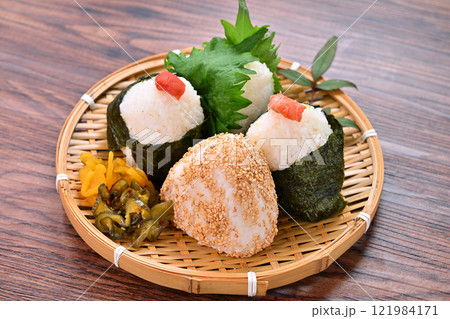お結び、おむすび、オムスビ、おにぎり、オニギリ、お握り、ご飯、米飯、梅、シャケ、シソ、ごまおむすび。 121984171