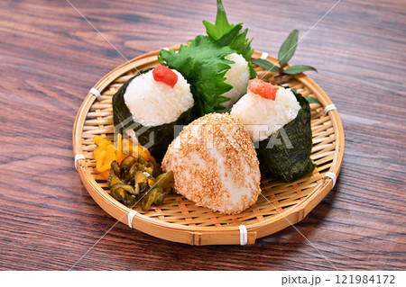 お結び、おむすび、オムスビ、おにぎり、オニギリ、お握り、ご飯、米飯、梅、シャケ、シソ、ごまおむすび。 121984172