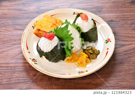 お結び、おむすび、オムスビ、おにぎり、オニギリ、お握り、ご飯、米飯、梅、シャケ、シソおむすび。 お結び、おむすび、オムスビ、おにぎり、オニギリ、お握り、ご飯、米飯、梅、シャケ、シソおむすび。 121984323