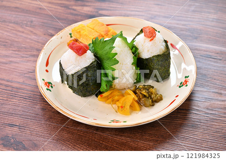 お結び、おむすび、オムスビ、おにぎり、オニギリ、お握り、ご飯、米飯、梅、シャケ、シソおむすび。 121984325