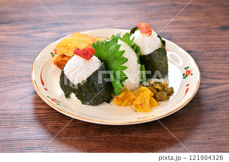 お結び、おむすび、オムスビ、おにぎり、オニギリ、お握り、ご飯、米飯、梅、シャケ、シソおむすび。 お結び、おむすび、オムスビ、おにぎり、オニギリ、お握り、ご飯、米飯、梅、シャケ、シソおむすび。 121984326