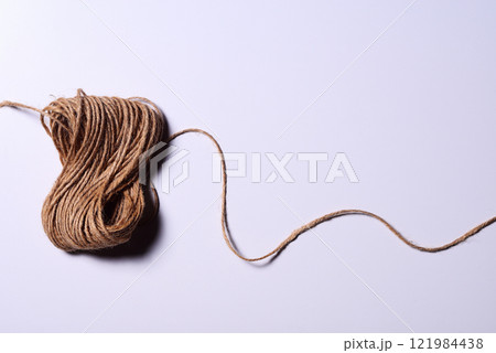 白背景の上に置いた麻ひもの束 121984438