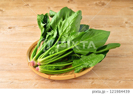 新鮮な法蓮草、ほうれんそう、ホウレンソウ、ほうれん草、緑黄色野菜、葉物野菜、冬野菜。 121984439