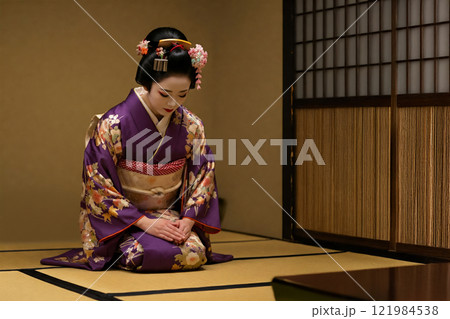 お辞儀をする芸妓の女性 121984538