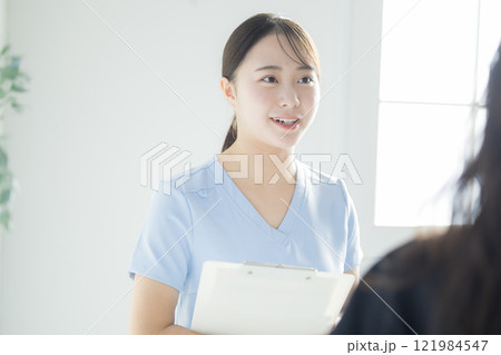 白衣の女性、カルテ、バインダーを持つ、若い女性 白衣の女性、カルテ、バインダーを持つ、若い女性 121984547