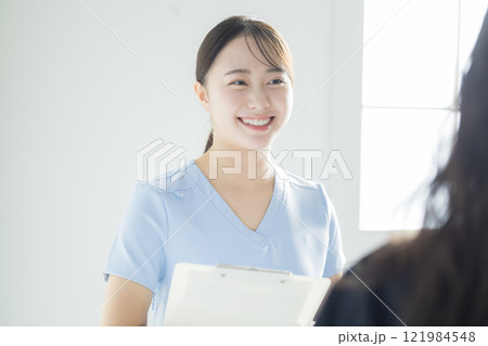 白衣の女性、カルテ、バインダーを持つ、若い女性 白衣の女性、カルテ、バインダーを持つ、若い女性 121984548