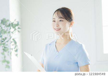 白衣の女性、カルテ、バインダーを持つ、若い女性 白衣の女性、カルテ、バインダーを持つ、若い女性 121984549