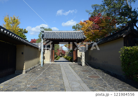 大徳寺　芳春院参道と門　京都市北区紫野 121984556