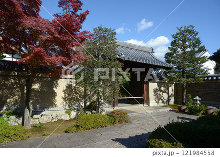 大徳寺　芳春院の山門　京都市北区紫野 121984558