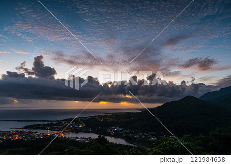 朝焼け　神が宿る島　洋上アルプス屋久島(秋 121984638
