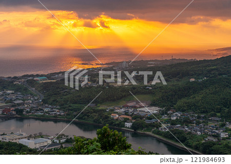 朝日の光芒　神が宿る島　洋上アルプス屋久島(秋 121984693