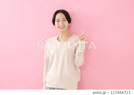 指差しをする笑顔の女性 指差しをする笑顔の女性 121984721