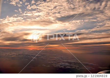 千歳発羽田行きの機上から眺める夕焼け空 千歳発羽田行きの機上から眺める夕焼け空 121984819