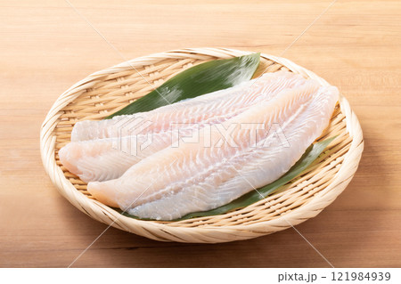 ［ベトナム産］パンガシウス（白身魚　養殖） 121984939