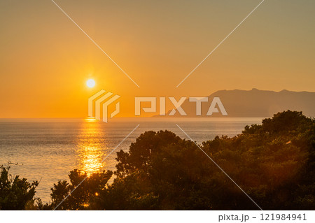 夕日と口永良部島　洋上アルプス屋久島から(秋 121984941