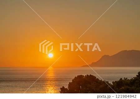 夕日と口永良部島　洋上アルプス屋久島から(秋 121984942