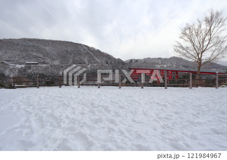 雪が積もる道の駅 奥出雲おろちループからの景色 雪が積もる道の駅 奥出雲おろちループからの景色 121984967